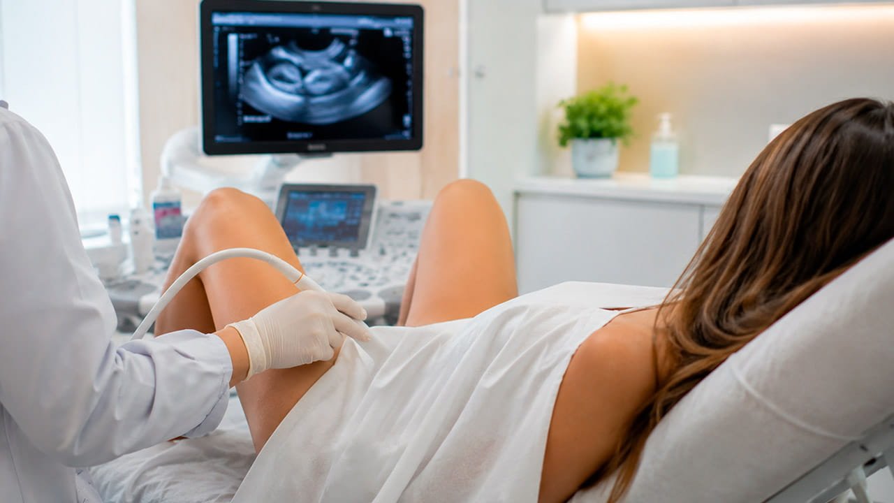 Médica realizando exame para investigar se a endometriose aparece no ultrassom transvaginal