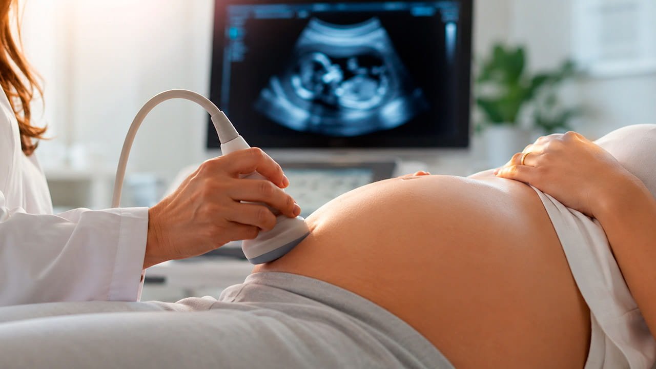 Ultrassom na gravidez realizado durante consulta de pré-natal para acompanhar o desenvolvimento do bebê.